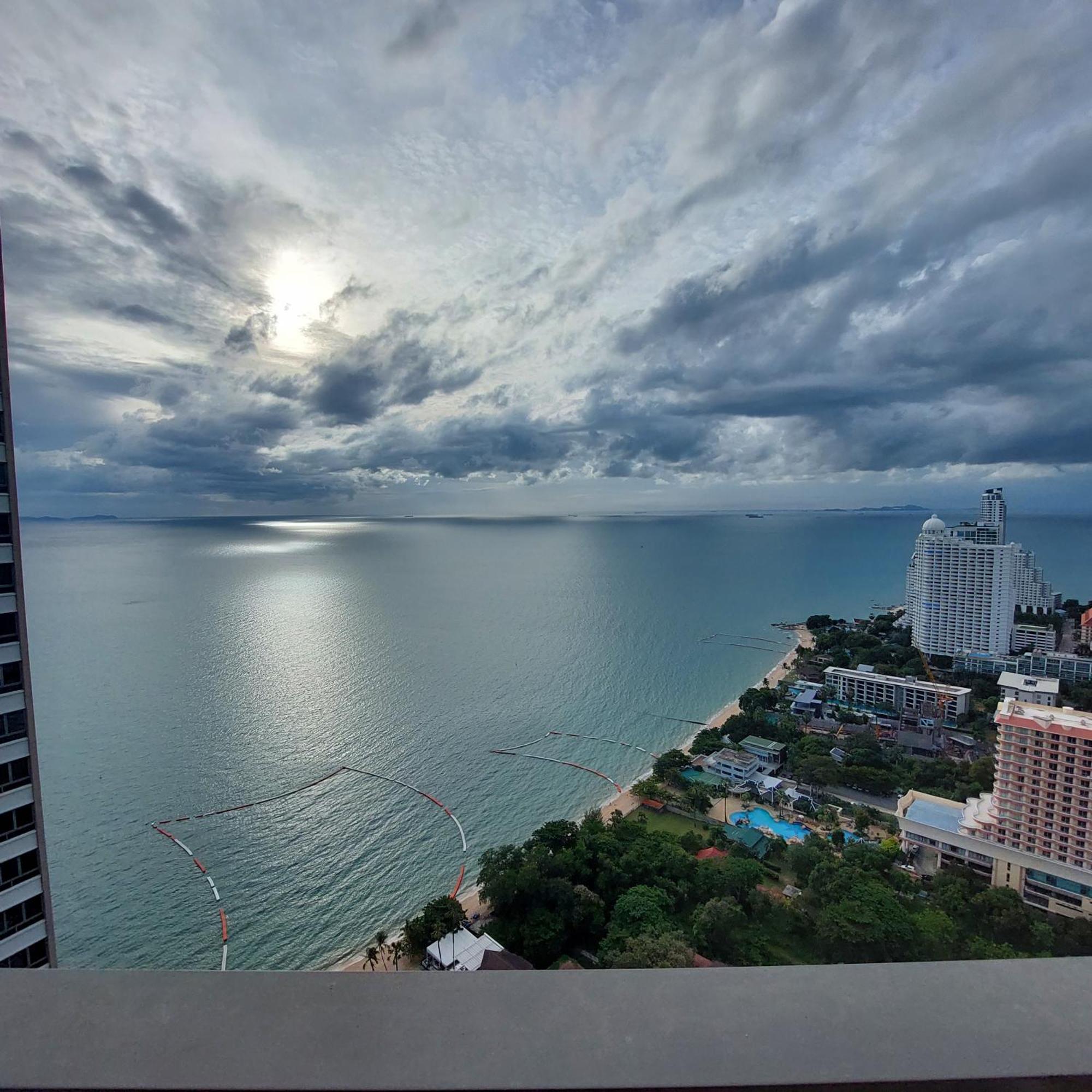 Sea View Apartment In Pattaya Exterior photo