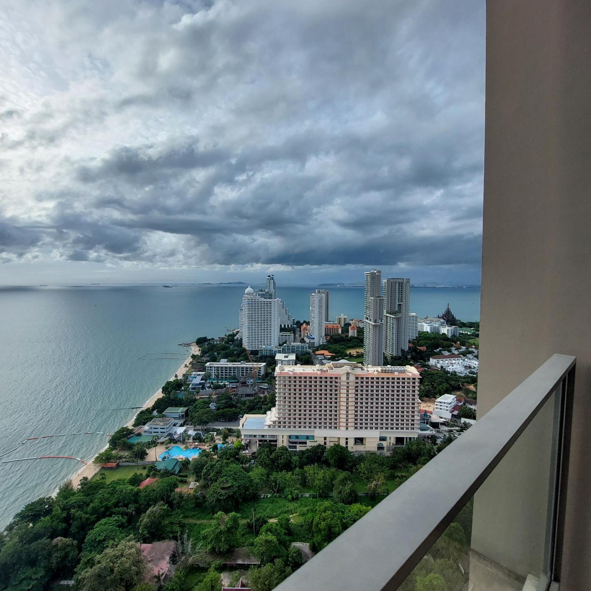 Sea View Apartment In Pattaya Exterior photo