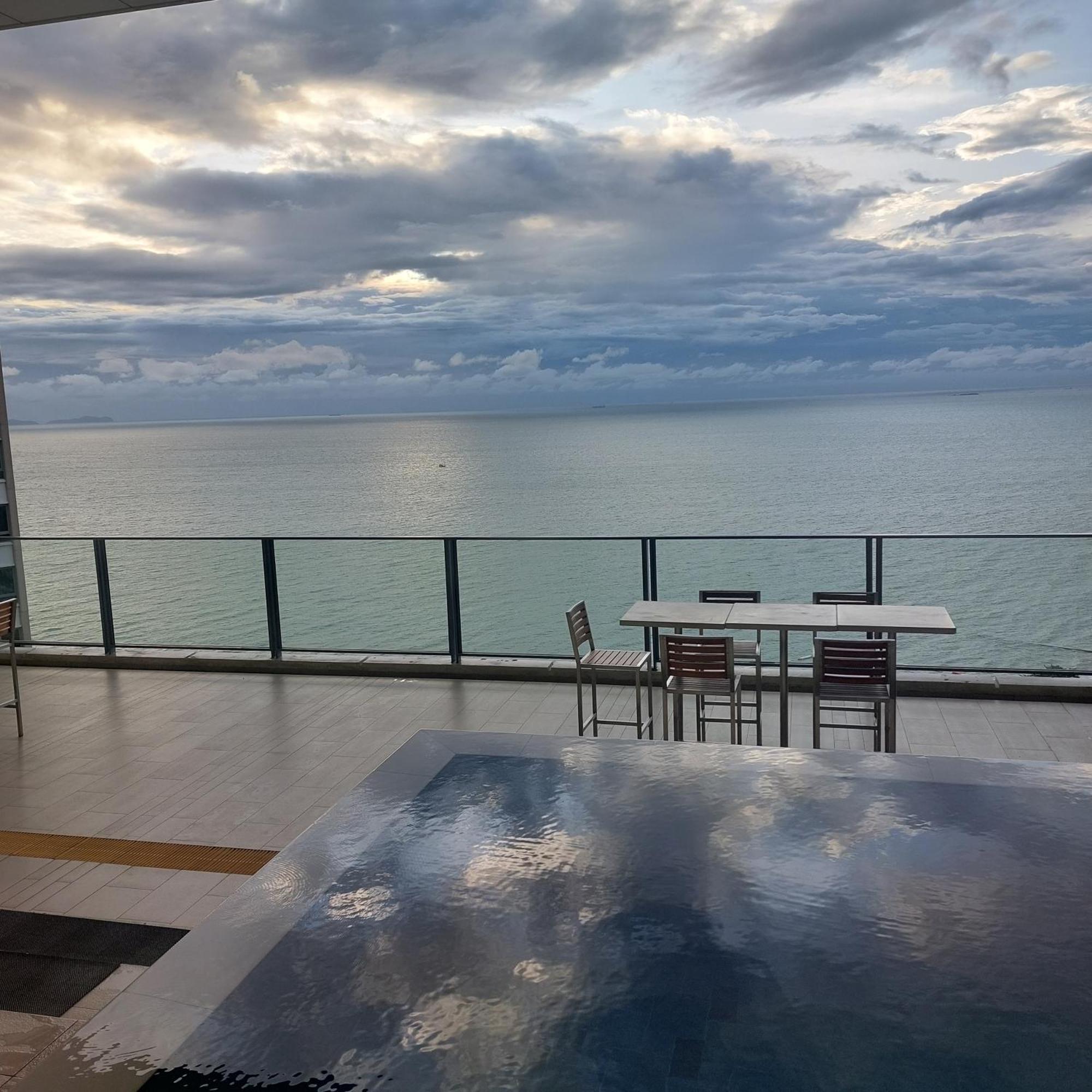 Sea View Apartment In Pattaya Exterior photo