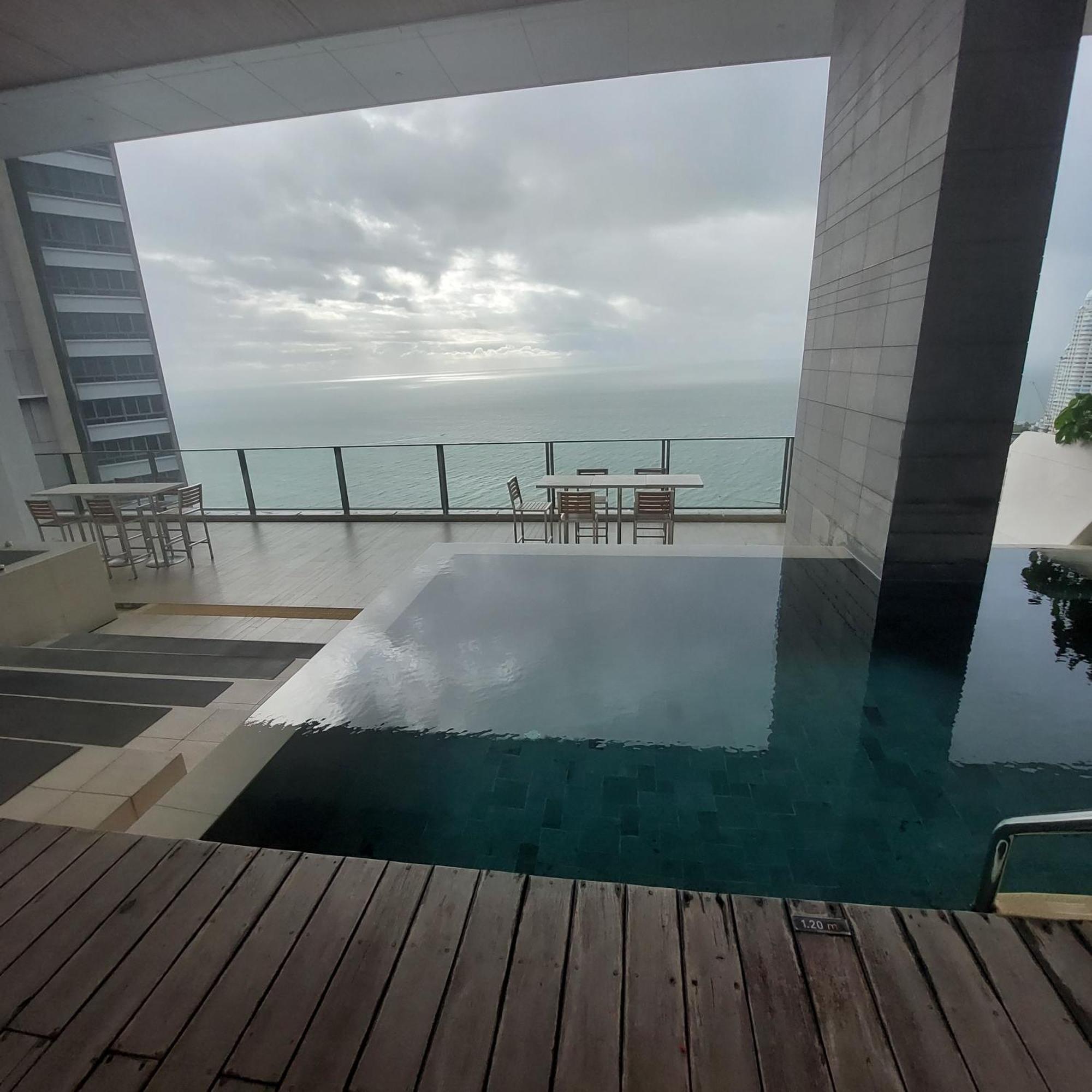 Sea View Apartment In Pattaya Exterior photo
